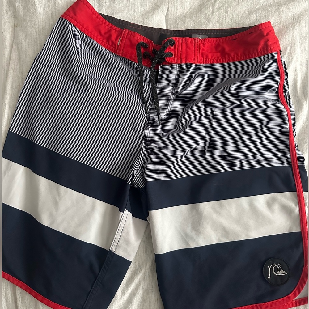 Men’s quicksilver swim shorts the waist is a 30.